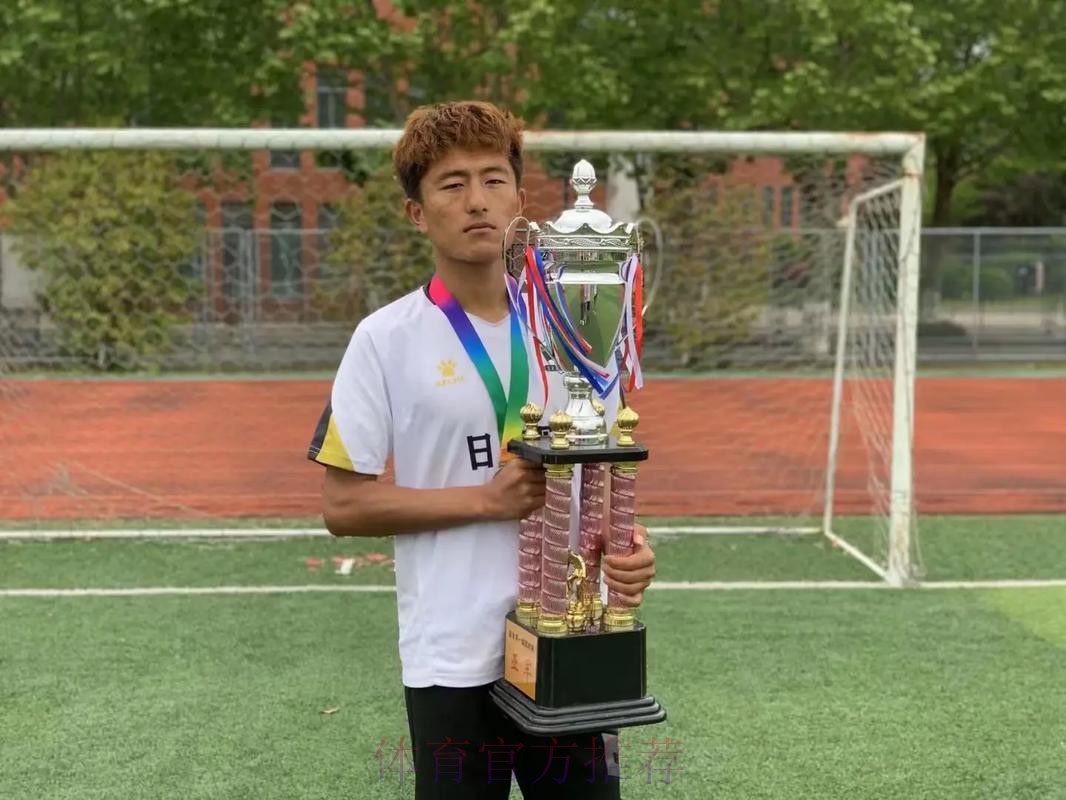 [组图]年维泗、陈成达、张吉龙获“足球事业杰出贡献奖”